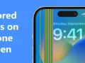 Schermo di un telefono con una riga verticale colorata che attraversa l'ora e la data.