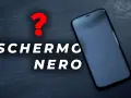 Un punto interrogativo rosso e la scritta "SCHERMO NERO" accanto a un iPhone con lo schermo spento.