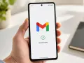 Smartphone con logo Gmail e "Quick Checks". Potrebbe indicare un problema di sincronizzazione Gmail o un controllo rapido.