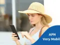 Ragazza con cappello di paglia usa il tablet, con testo "APN Very Mobile".