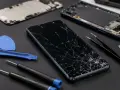 Smartphone Samsung con schermo rotto, pronto per la riparazione. Il touch screen non funziona più. Attrezzi per smontaggio inclusi.