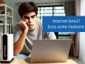 Giovane annoiato davanti a un router e un laptop, con la scritta "Internet lento? Ecco come risolvere".