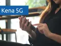 Donna con un Kena mobile a chi si appoggia, scorre il dito sullo schermo.