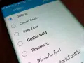 Schermata del telefono che mostra come cambiare scrittura sul telefono, con opzioni come "Default", "Choco Cooky" e "Gothic Bold".