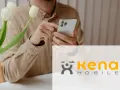 Uomo con smartphone, forse il suo **Kena mobile estero non funziona**. Vicino, tulipani bianchi.
