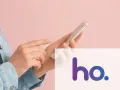 Mani che usano uno smartphone con il logo ho. in sovrimpressione, per scoprire la copertura 5G ho mobile.