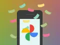 Smartphone con logo Google Foto e coriandoli colorati. Facile scaricare foto da Google Foto.