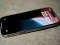 iPhone con sveglia impostata. Il volume è regolabile tramite i tasti laterali.