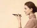 Donna parla al telefono, ma il microfono iPhone non funziona.