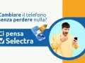 Uomo sorpreso guarda il telefono. Immagine promozionale su come cambiare operatore telefonico con Selectra.