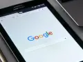 Schermo di un tablet Samsung con Google aperto. Utile per riaprire schede chiuse Chrome e ritrovare informazioni perdute.