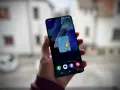 Un widget schermata di blocco Samsung mostra il meteo a New York: 4 gradi e pioggia con un ombrello giallo.