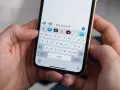 Mani che tengono uno smartphone. La tastiera mostra come togliere la maiuscola per scrivere "What up man??".