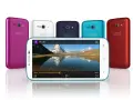 Cinque Alcatel Onetouch colorati, uno bianco, blu, turchese, rosso e viola, con un telefono bianco in primo piano che mostra un video di montagna. Ideale per la riparazione cellulari cinesi.