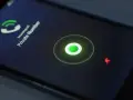 Schermo di un telefono con chiamata in arrivo da numero privato. Come scoprire un numero sconosciuto?