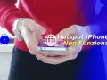 Mani che tengono un iPhone con testo "Hotspot iPhone Non Funziona". Scopri perché l'hotspot si disattiva da solo.