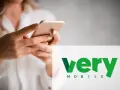 Mani che tengono uno smartphone, con il logo Very Mobile. Peccato che il very mobile non funzioni internet.