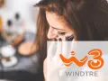 Donna al telefono, con logo Windtre. Scopri i telefoni compatibili per il wifi calling Windtre.