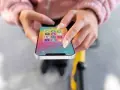 Mani che scorrono su uno smartphone con icone social. La memoria del Samsung è piena, ma non è vero, c'è spazio per nuove app.
