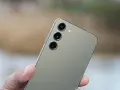Dito, un dito tiene un Samsung con tripla fotocamera. Speriamo non ci sia un errore fotocamera Samsung.