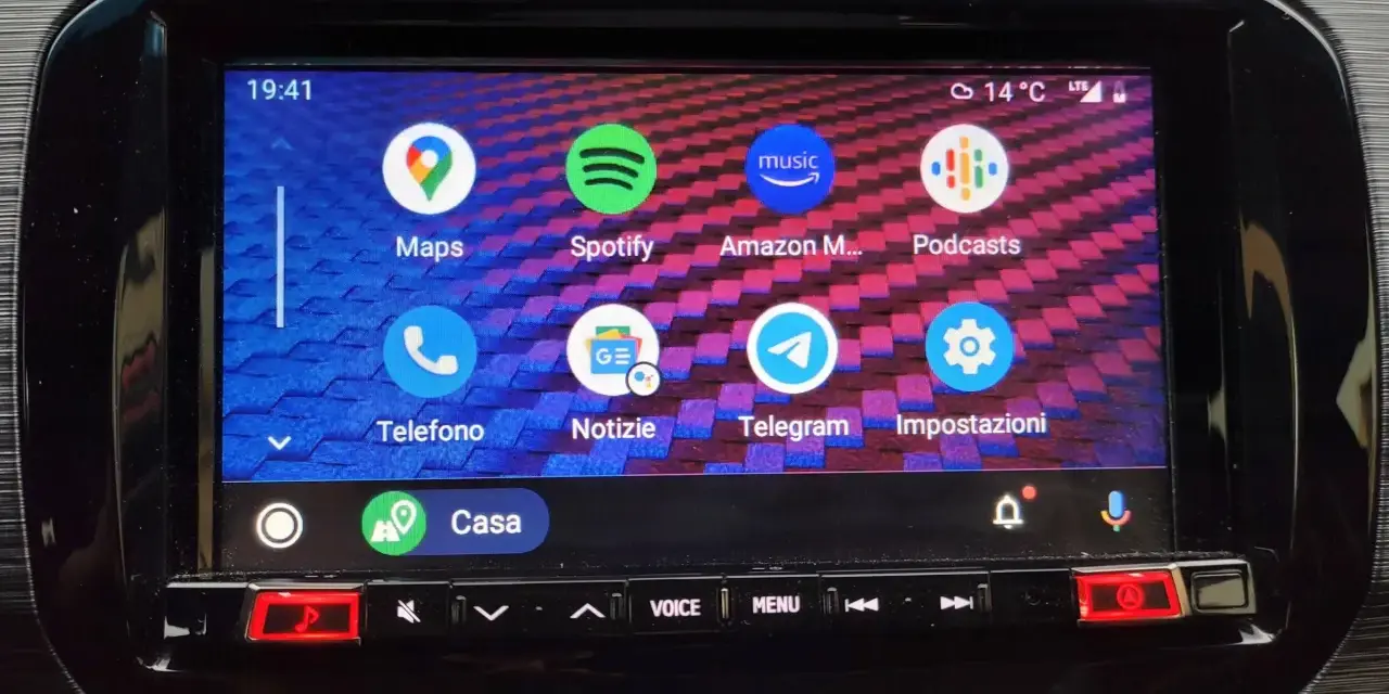Schermata di Android Auto con icone di app come Maps, Spotify, Telefono e Impostazioni. Per sapere come aggiornare Android Auto, controlla le impostazioni.