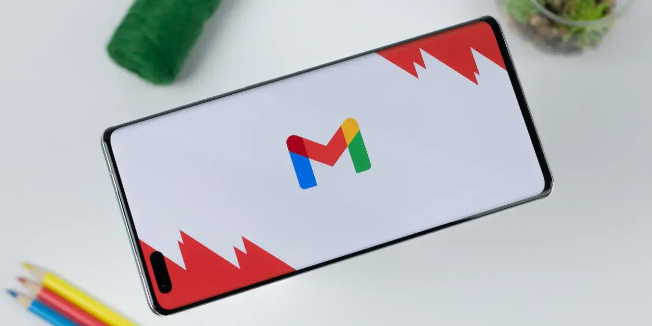 Smartphone con logo Gmail. Speriamo che gmail non funzioni sul cellulare sia solo un problema temporaneo.