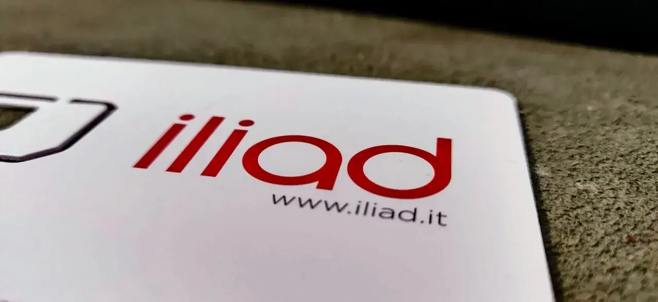 Logo Iliad su carta bianca, forse un problema di ricarica Iliad oggi?