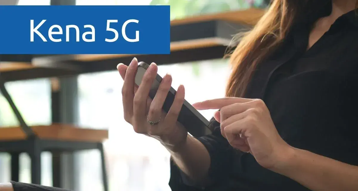 Donna con un Kena mobile a chi si appoggia, scorre il dito sullo schermo.