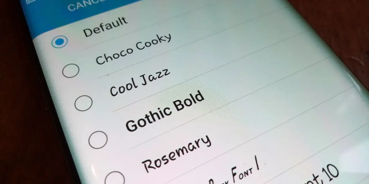 Schermata del telefono che mostra come cambiare scrittura sul telefono, con opzioni come "Default", "Choco Cooky" e "Gothic Bold".