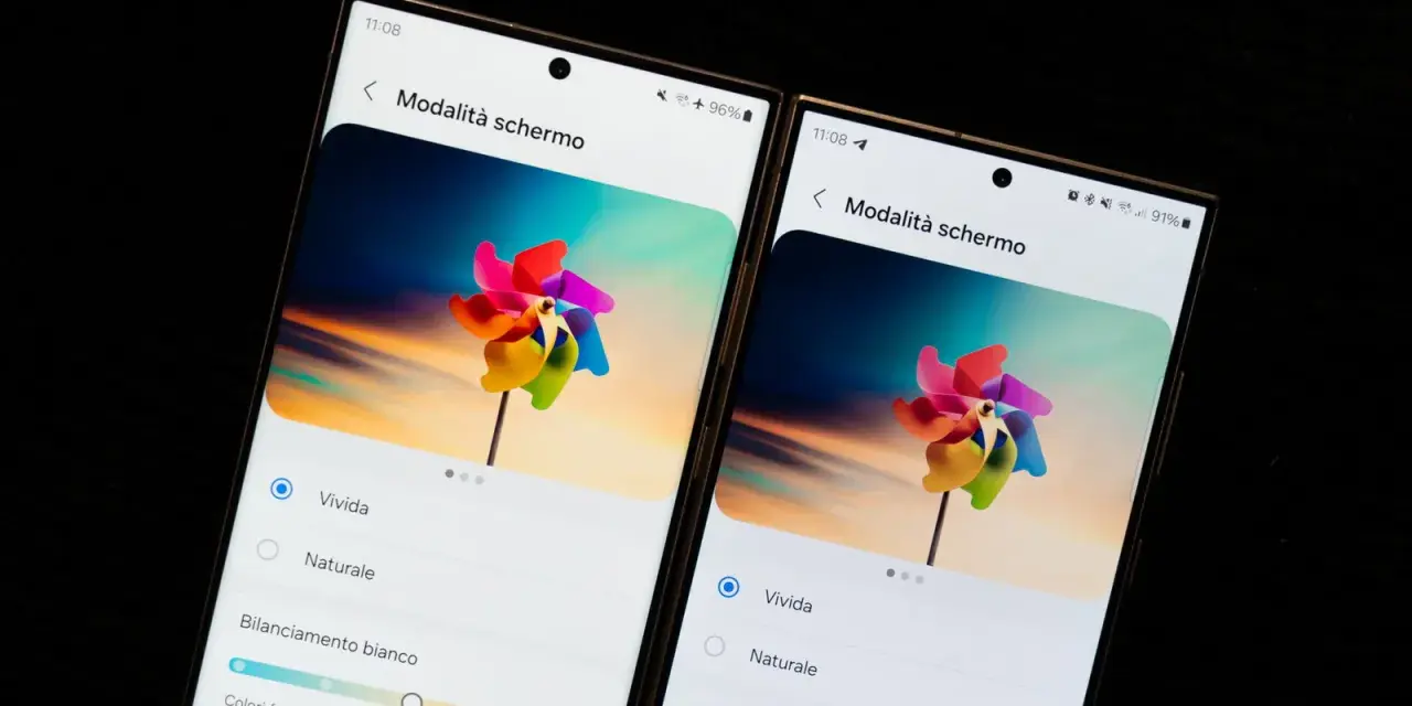 Due Samsung S24 Ultra a confronto, mostrando l'aggiornamento delle impostazioni schermo con la modalità "Vivida" attiva.