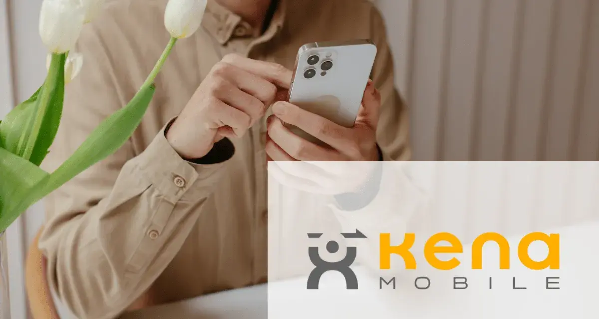 Uomo con smartphone, forse il suo **Kena mobile estero non funziona**. Vicino, tulipani bianchi.