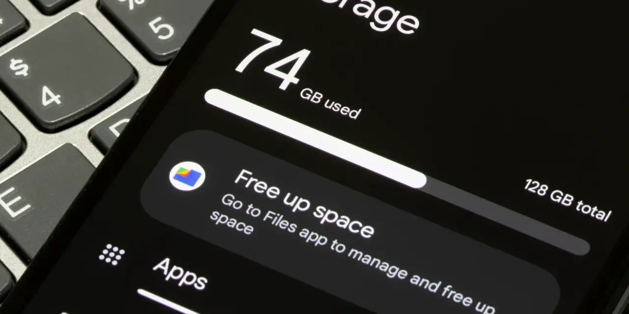 Memoria telefono piena: 74 GB usati su 128 GB totali. Suggerimento per liberare spazio tramite l'app Files.