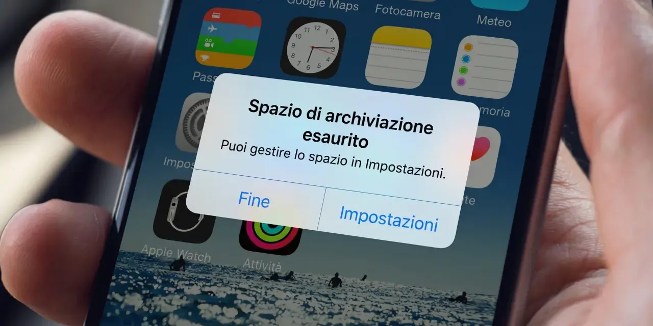 Notifica "memoria piena" su uno smartphone. Il dispositivo avvisa che lo spazio di archiviazione è esaurito e suggerisce di gestire lo spazio nelle impostazioni.
