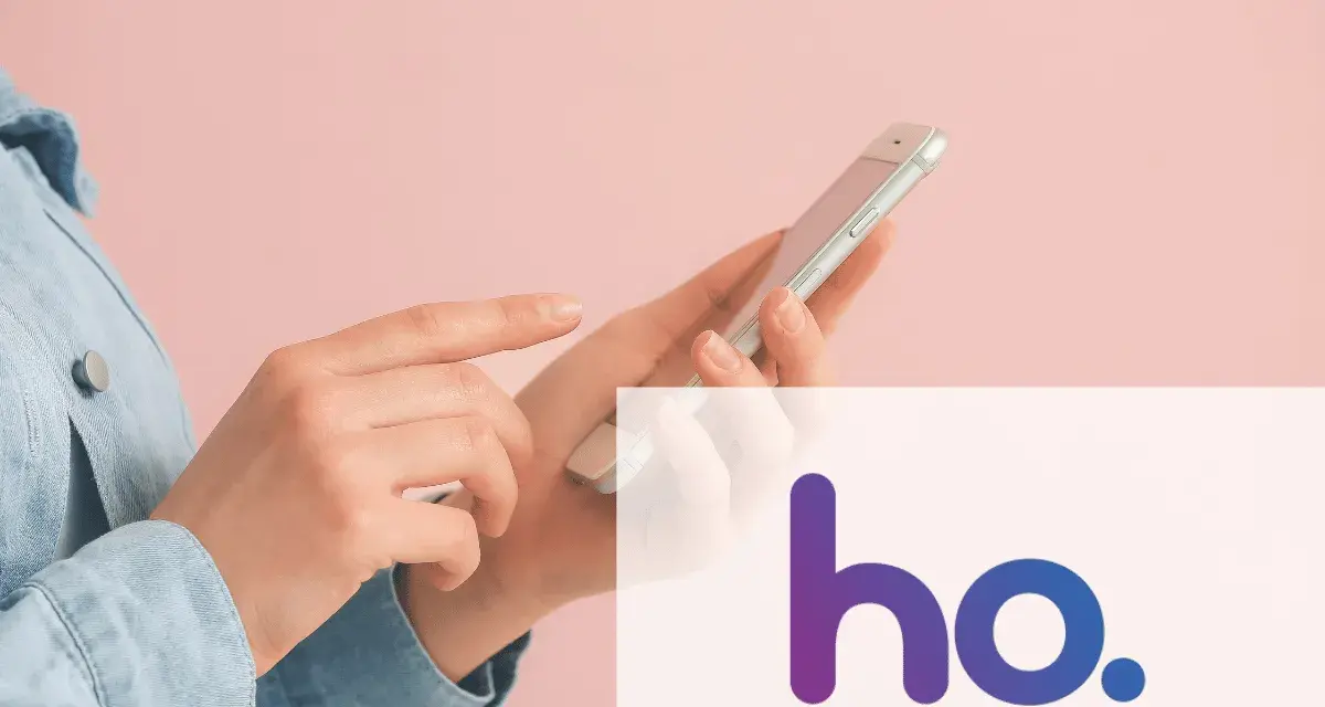 Mani che usano uno smartphone con il logo ho. in sovrimpressione, per scoprire la copertura 5G ho mobile.