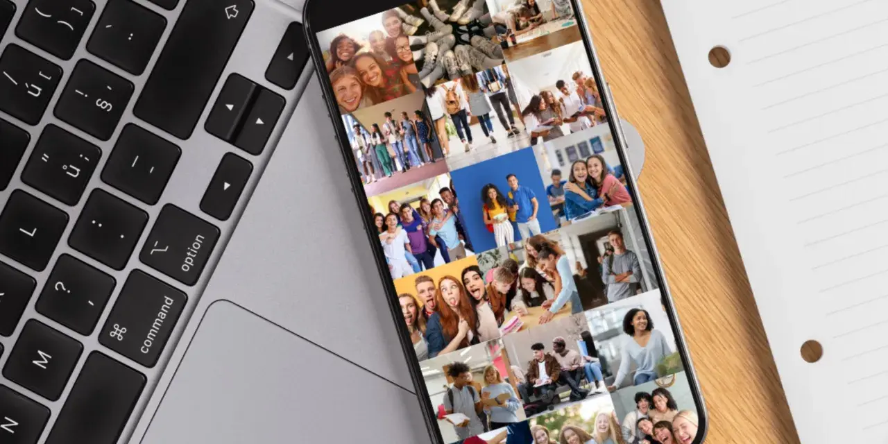Un telefono mostra una cronologia file di foto di studenti felici.