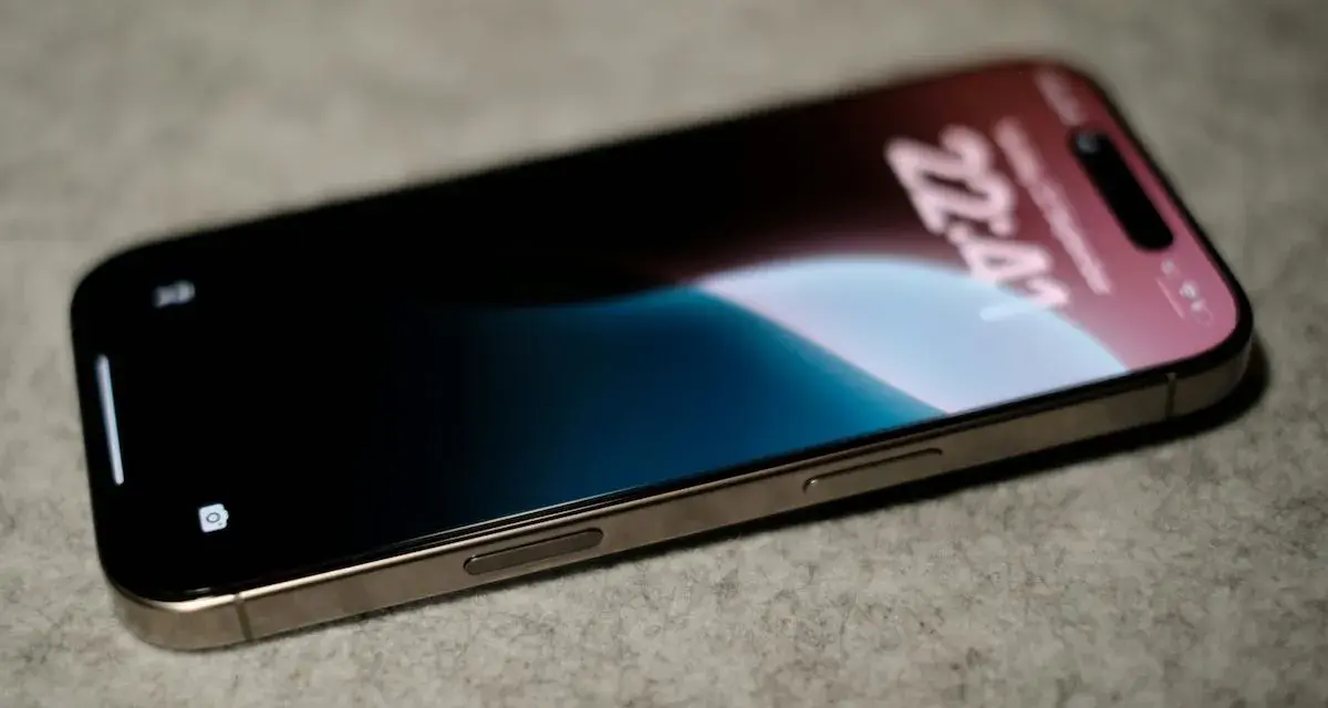 iPhone con sveglia impostata. Il volume è regolabile tramite i tasti laterali.