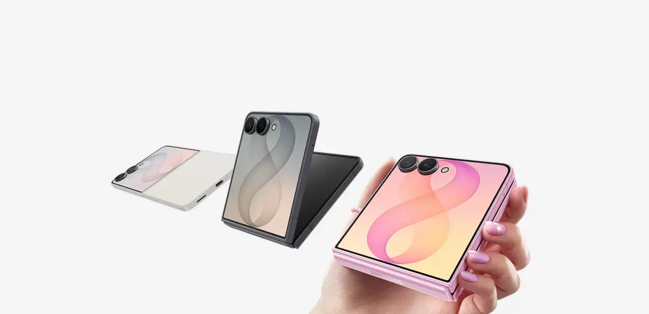 Tre smartphone pieghevoli in colori diversi: rosa, grigio e bianco. Il telefono rosa è tenuto in mano, il che fa pensare che non si sente audio telefono.