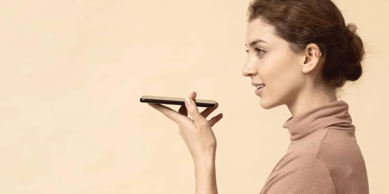 Donna parla al telefono, ma il microfono iPhone non funziona.