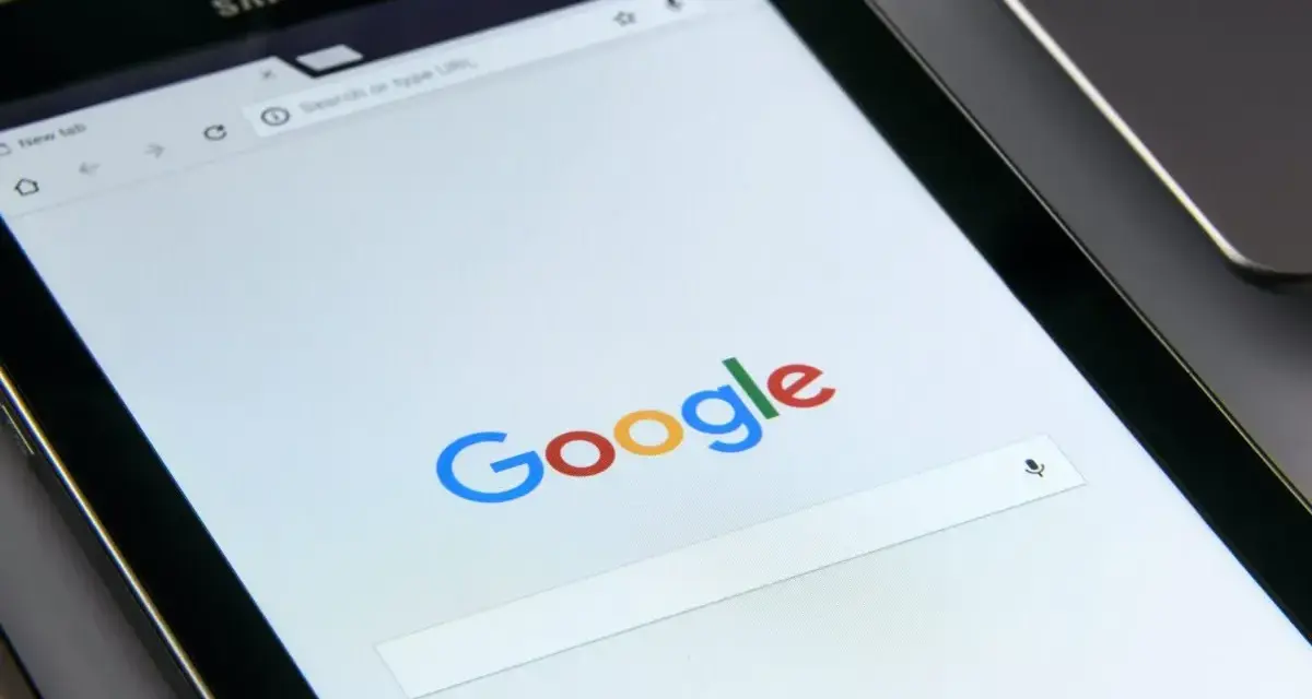 Schermo di un tablet Samsung con Google aperto. Utile per riaprire schede chiuse Chrome e ritrovare informazioni perdute.