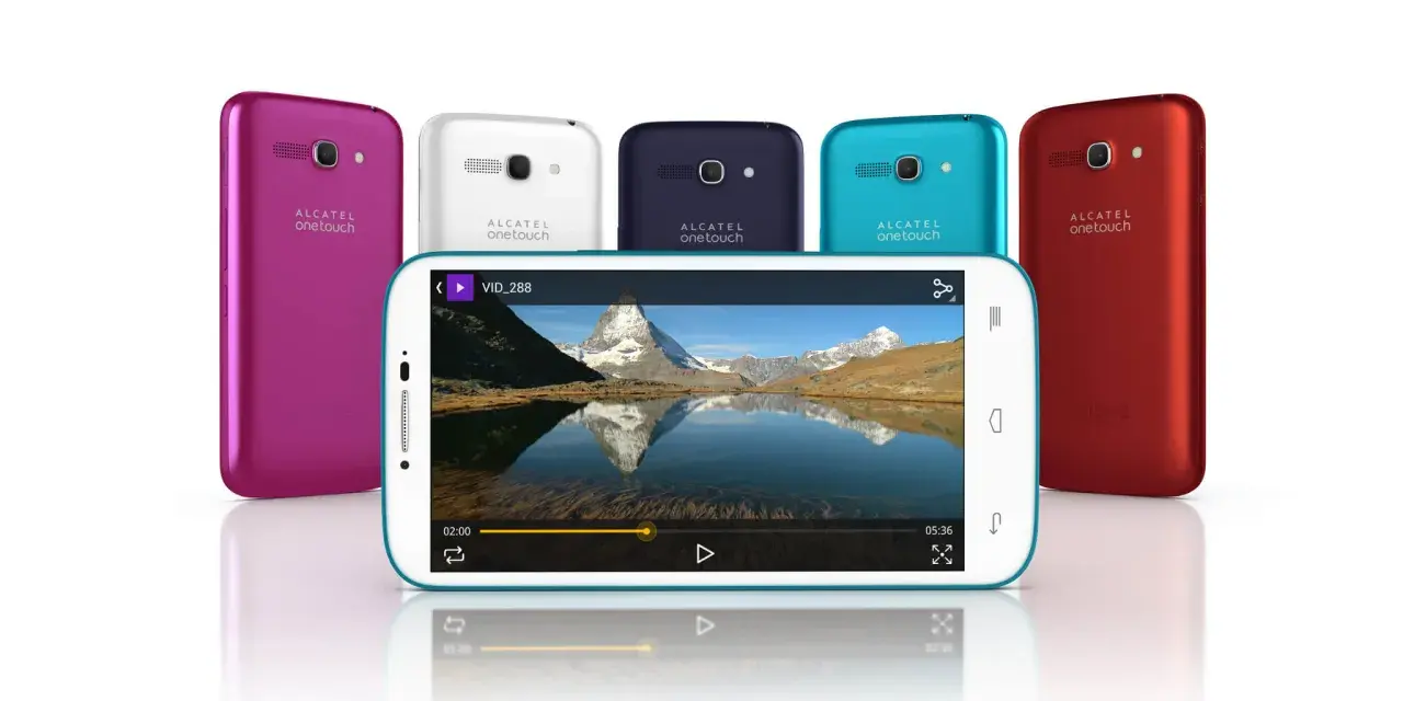 Cinque Alcatel Onetouch colorati, uno bianco, blu, turchese, rosso e viola, con un telefono bianco in primo piano che mostra un video di montagna. Ideale per la riparazione cellulari cinesi.
