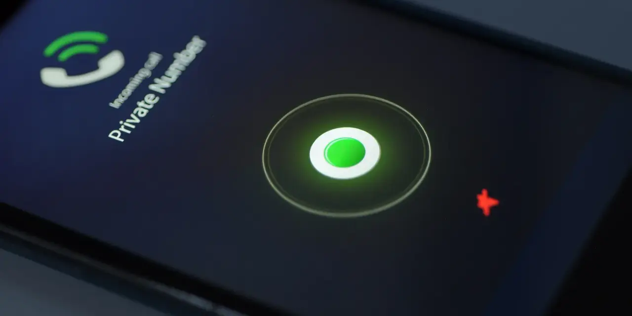 Schermo di un telefono con chiamata in arrivo da numero privato. Come scoprire un numero sconosciuto?
