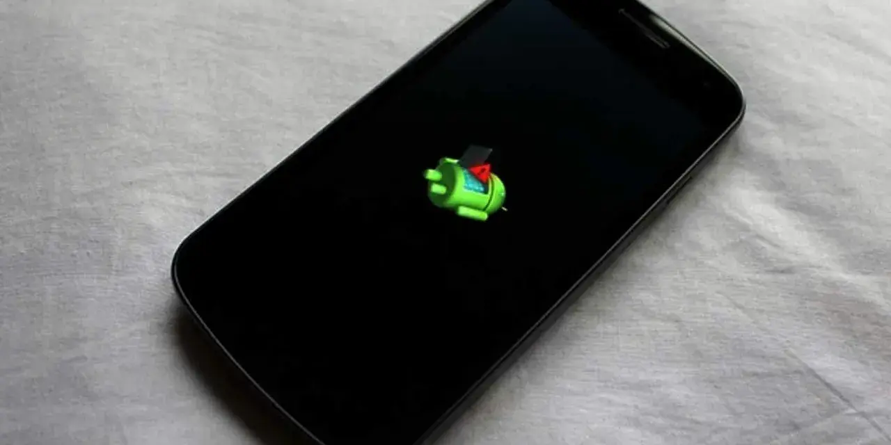 Smartphone con logo Android verde su schermo nero. Il display si accende e si spegne da solo, indicando un problema.