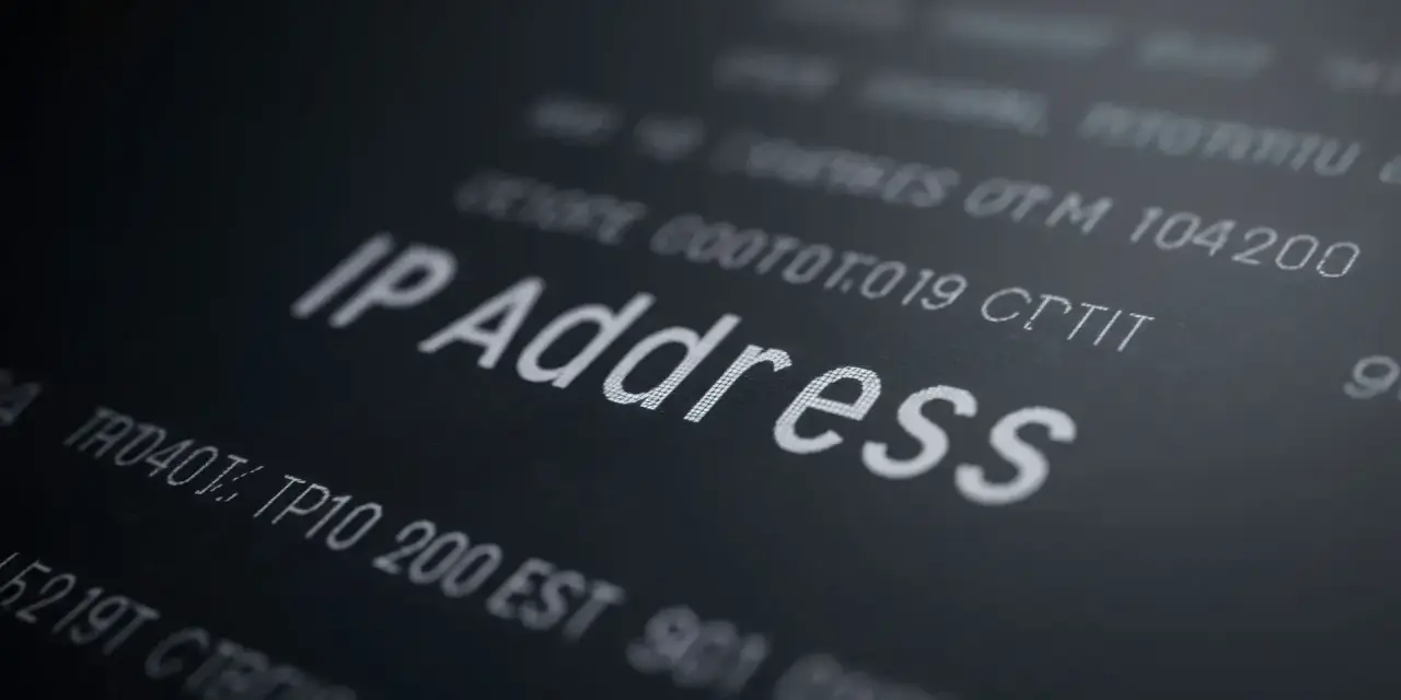 Testo digitale con la scritta "IP Address" in primo piano. Potrebbe indicare la necessità di cambiare indirizzo IP per motivi di privacy o sicurezza.