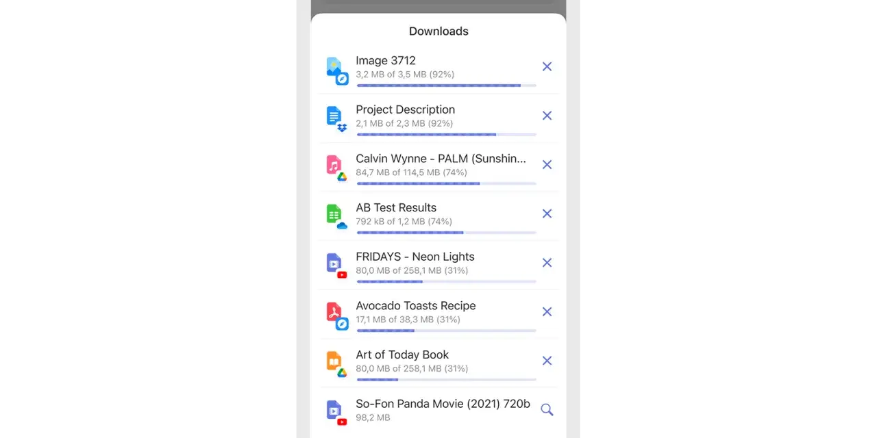 Schermata di un'app mobile che mostra un elenco di file scaricati, tra cui immagini, documenti e un film.
