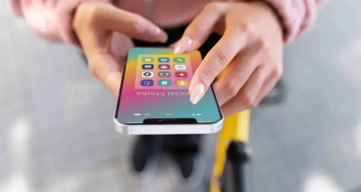 Mani che scorrono su uno smartphone con icone social. La memoria del Samsung è piena, ma non è vero, c'è spazio per nuove app.