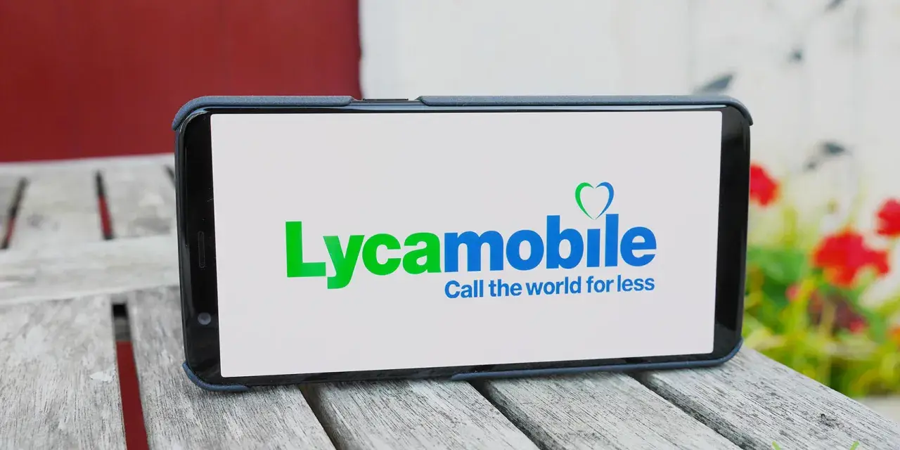 Smartphone con logo Lycamobile. Speriamo non ci siano lycamobile problemi oggi per chi usa questo operatore.