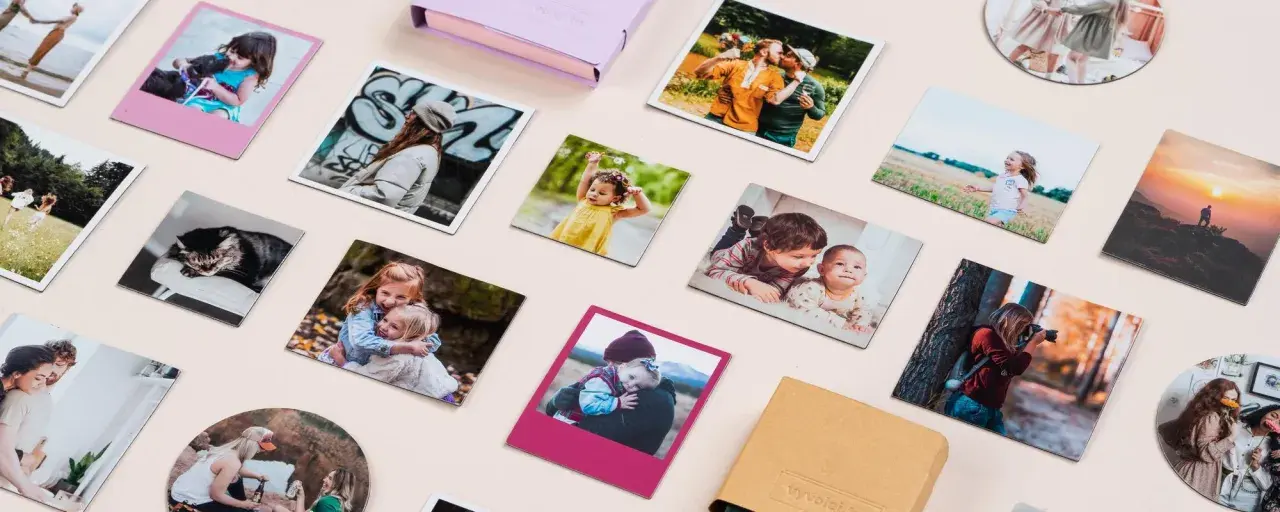 Raccolta di foto stampate, tra cui bambini, famiglie e un gatto. Scopri come scaricare foto da Google Foto a PC per creare ricordi tangibili.