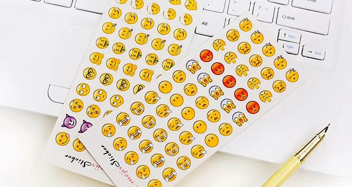 Fogli di adesivi emoji, perfetti per personalizzare il tuo iPhone o per un copia e incolla creativo.