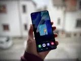 Un widget schermata di blocco Samsung mostra il meteo a New York: 4 gradi e pioggia con un ombrello giallo.