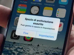 Notifica "memoria piena" su uno smartphone. Il dispositivo avvisa che lo spazio di archiviazione è esaurito e suggerisce di gestire lo spazio nelle impostazioni.